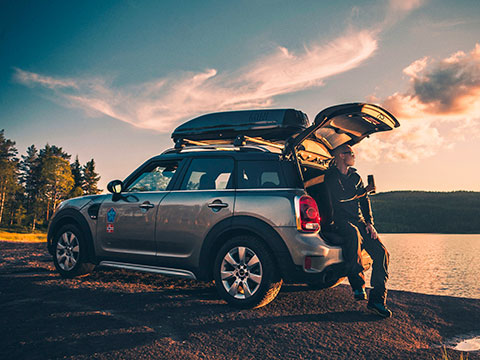 Vediamo una MINI di colore bianco che esce da un centro MINI Service